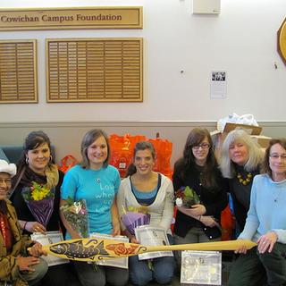 ANTH 316 students with Somenos House staff Students are Olivia, Erin, Liz and Kirsten with Professor Helene Demers second from right; October 29, 2010.